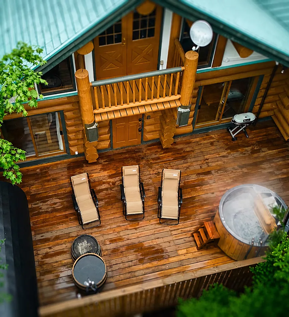 Deck chairs and an outdoor bath on the log house deck (Noël Kitakaruizawa Notch)
