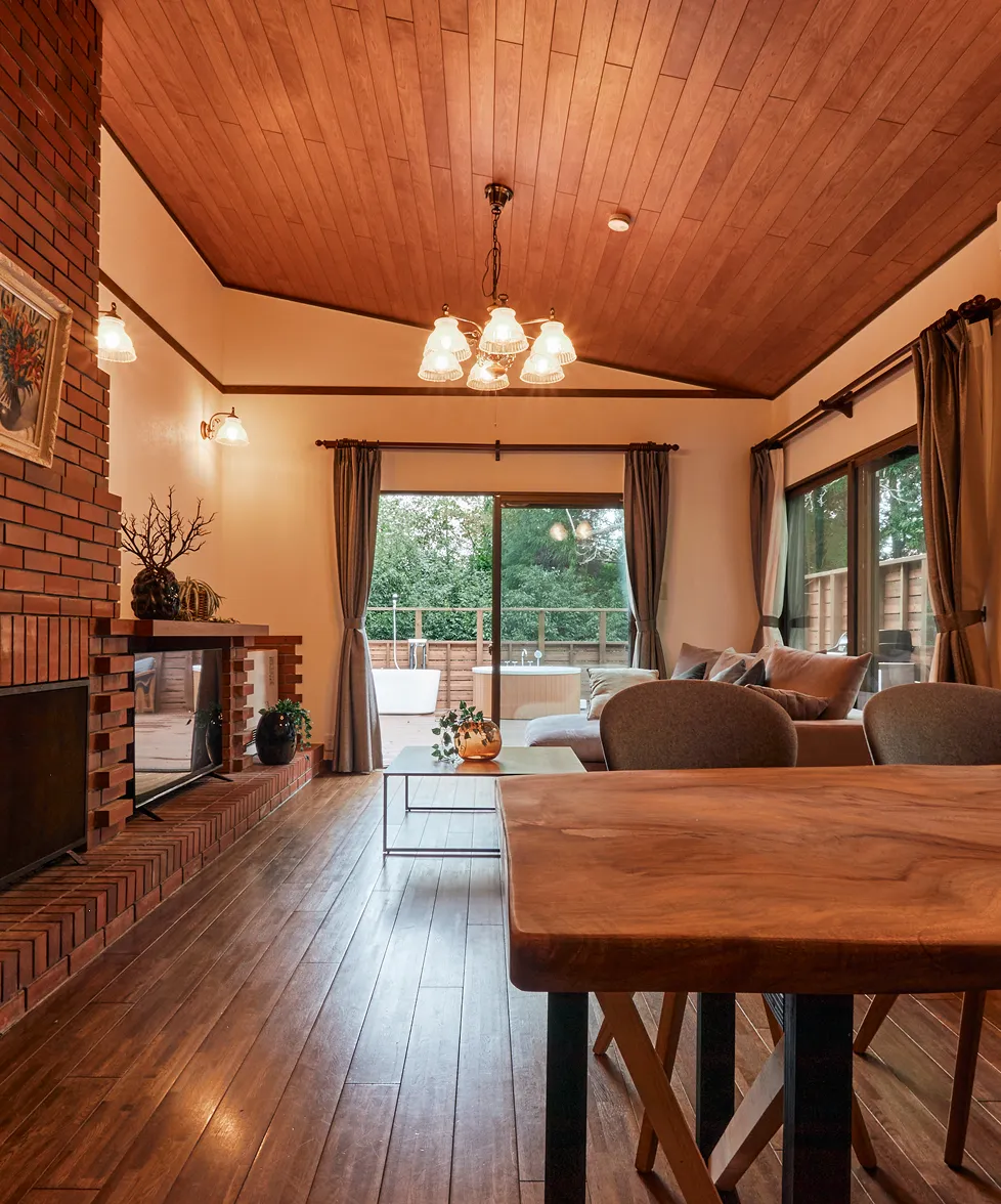 Living and dining area with the fireplace, opening onto the deck