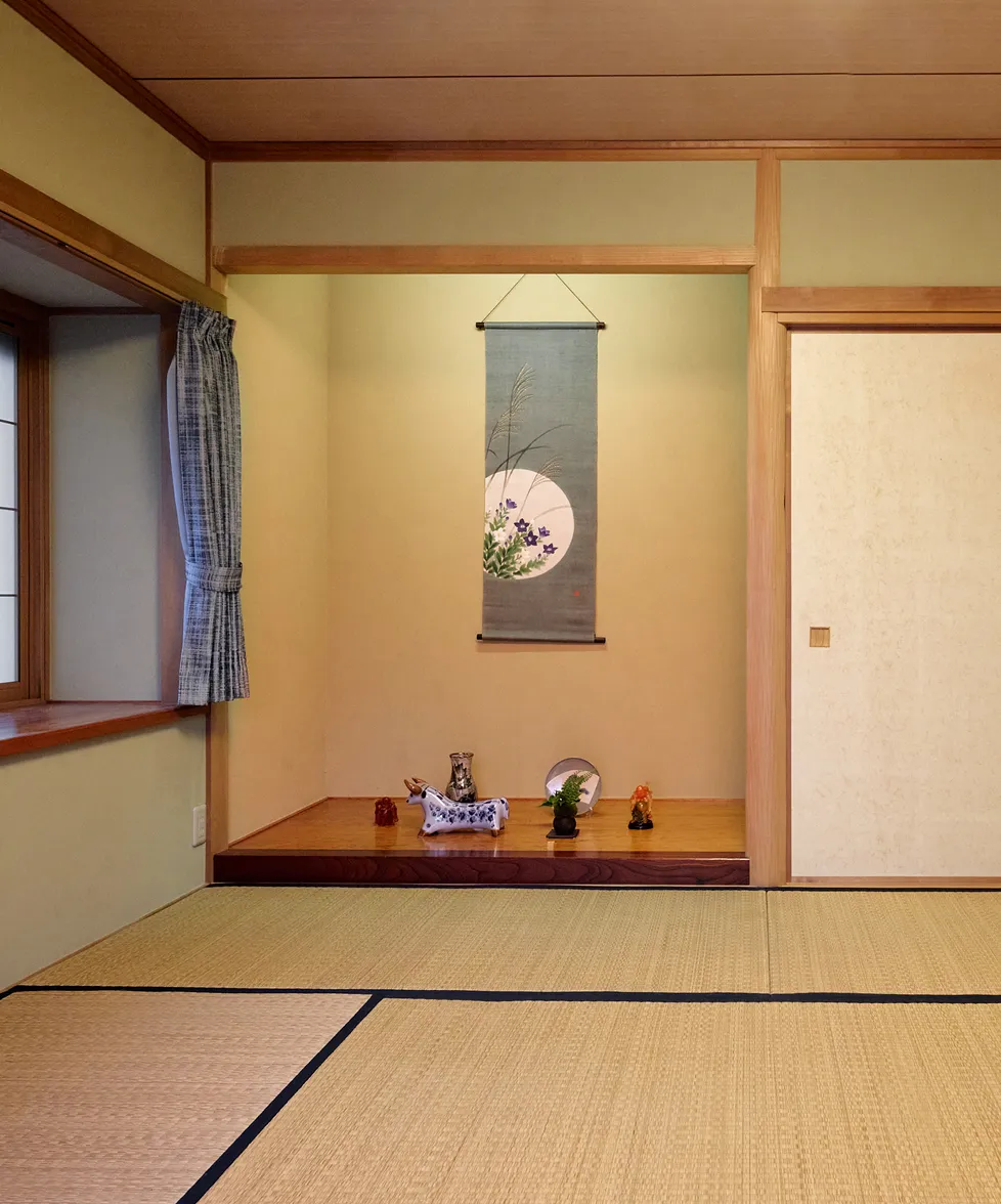 Tokonoma alcove with a hanging scroll in the tatami room