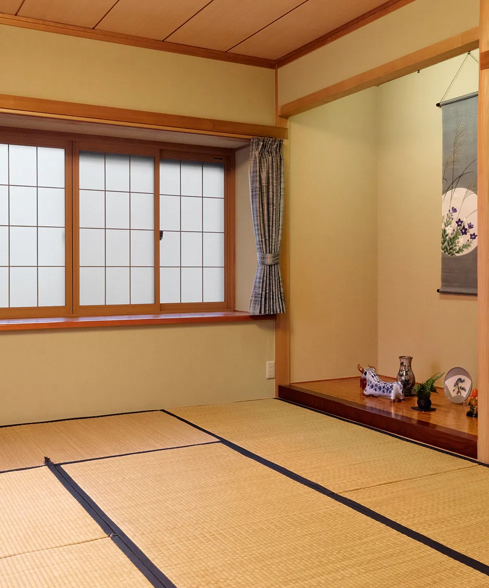 Tatami room with shoji screens and a hanging scroll in the alcove
