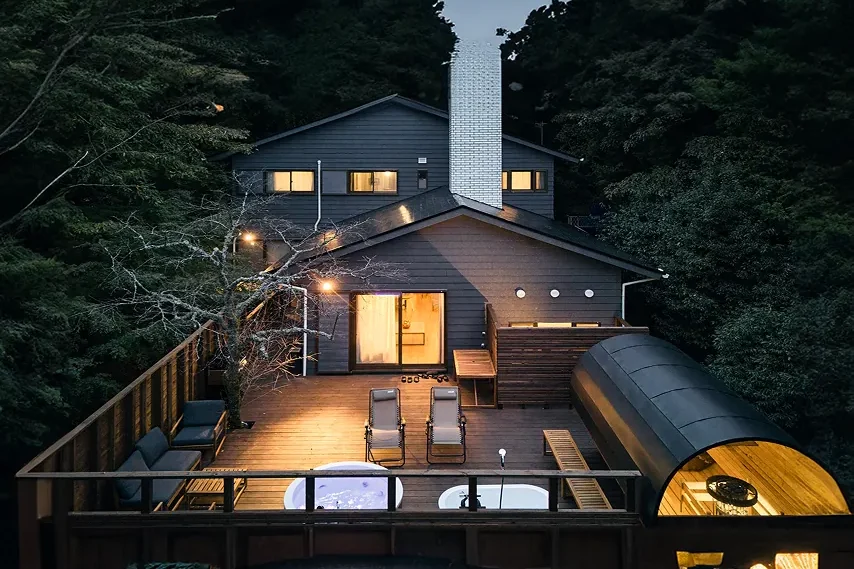 Noël Hakone Chimney glowing in the night forest