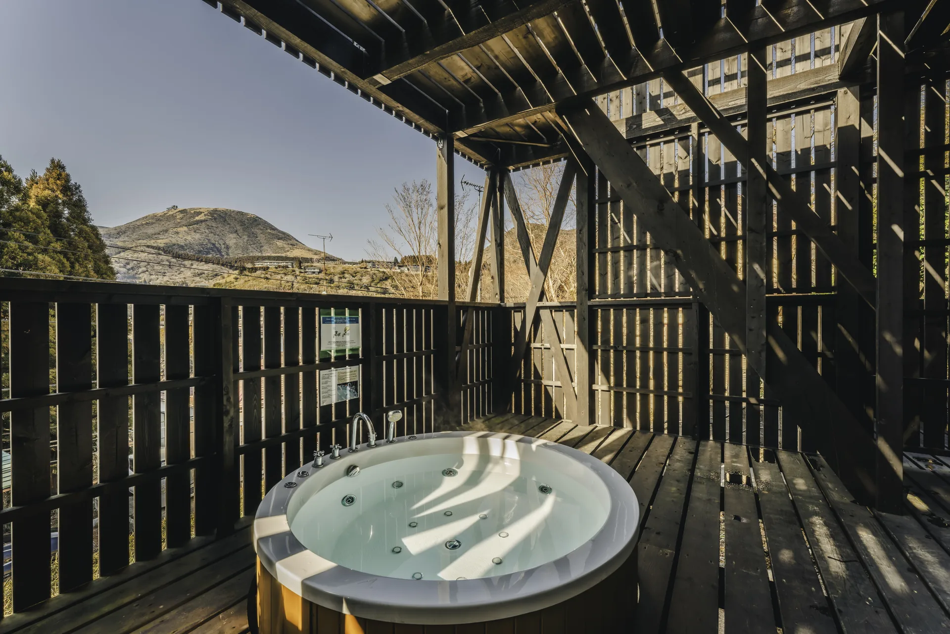 Noël Hakone Fuji: deck jacuzzi facing the mountains