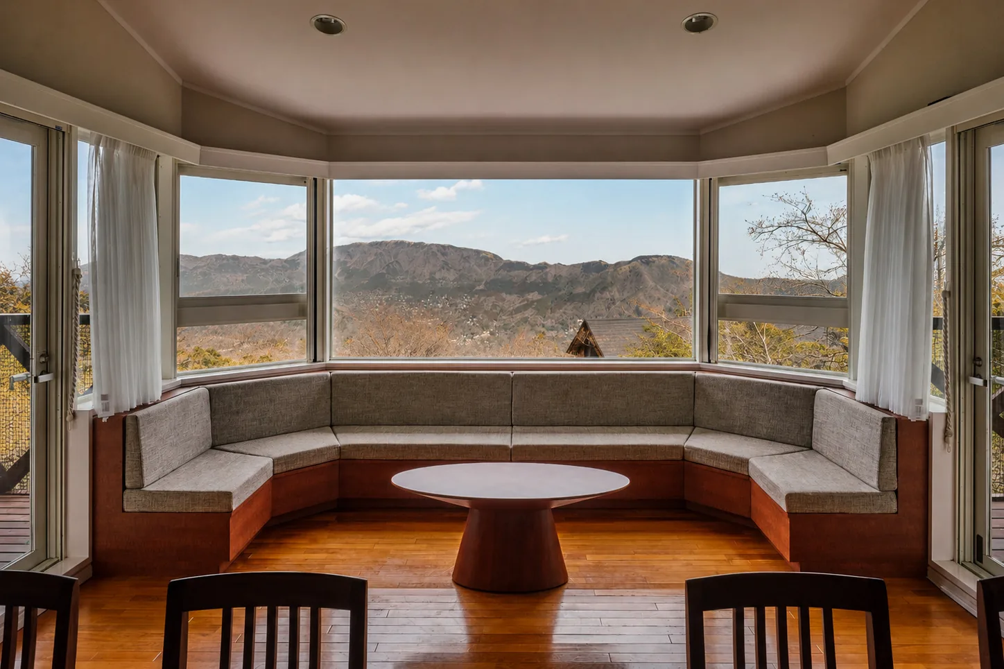 Noel Hakone Gensen and its panoramic lounge