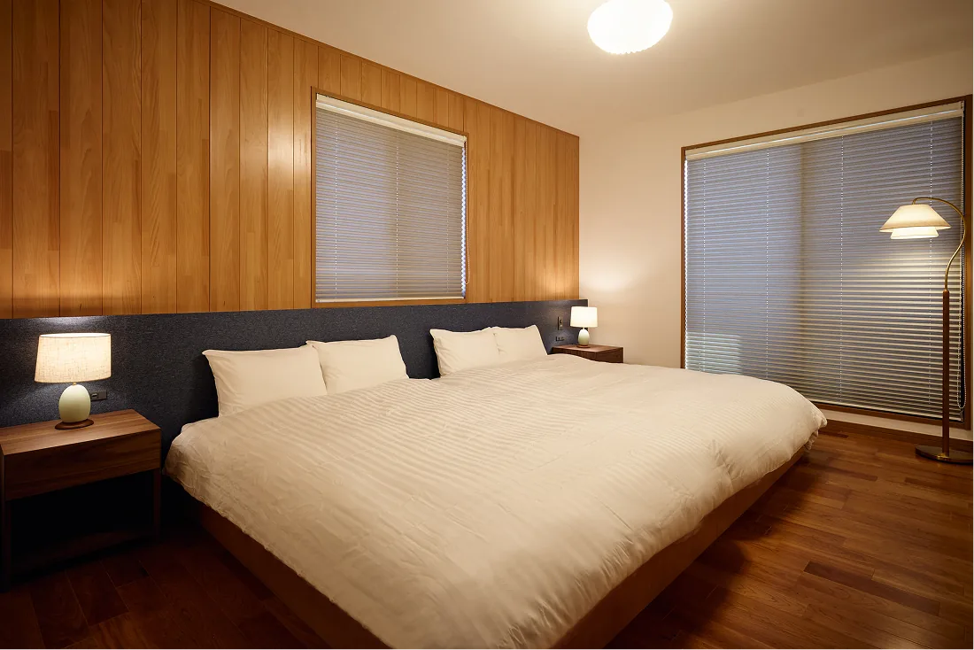 Western-style bedroom with indirect lighting and a floor lamp