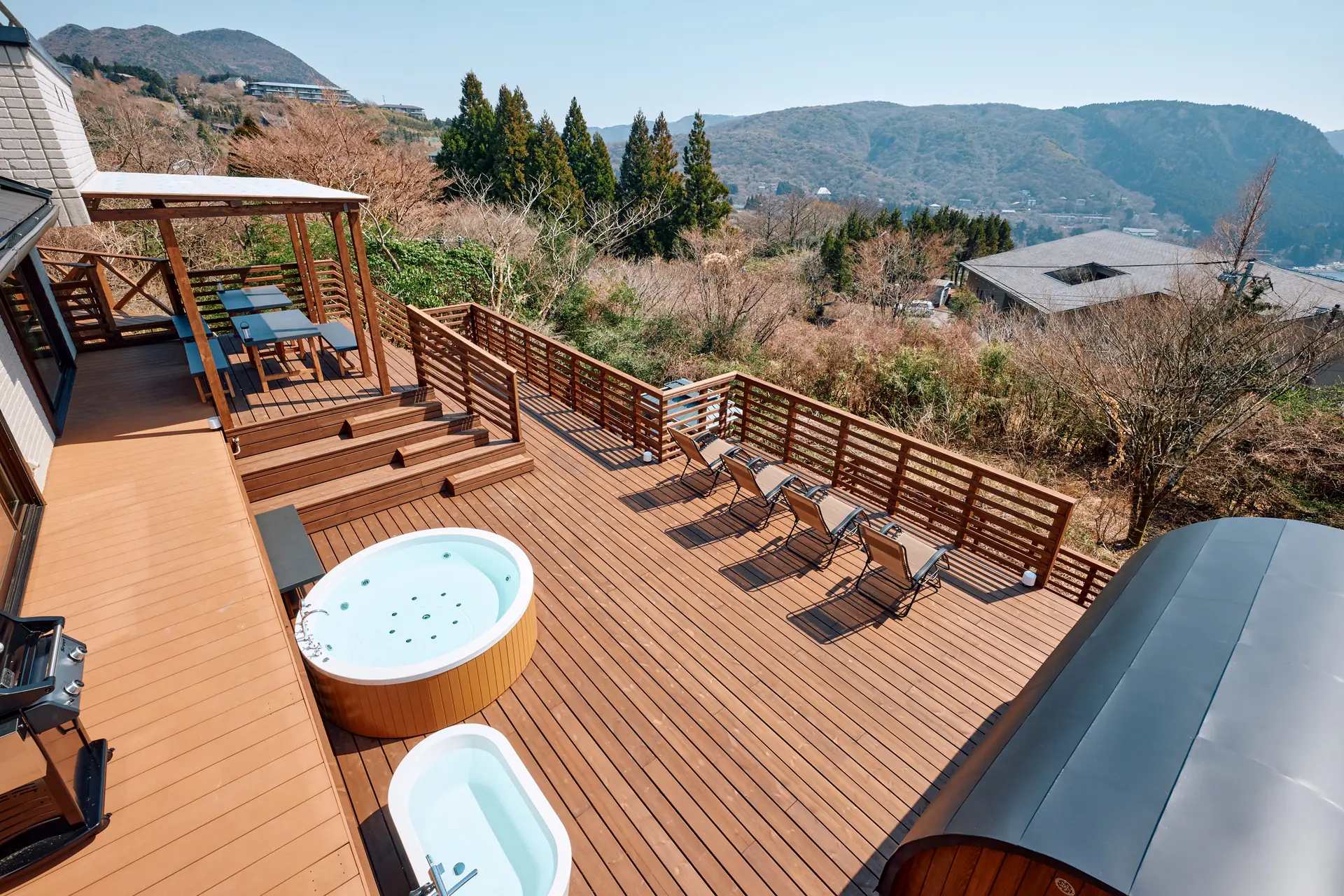 Noël Hakone Skylight's deck overlooking the mountains