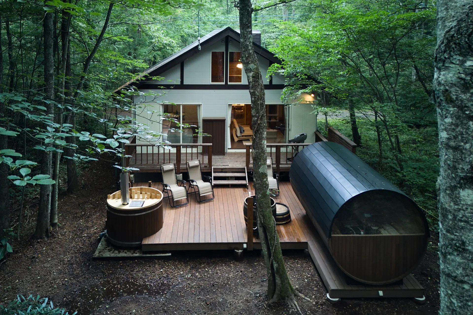 The lodge nestled deep in the forest (Noël Kitakaruizawa Jardin)