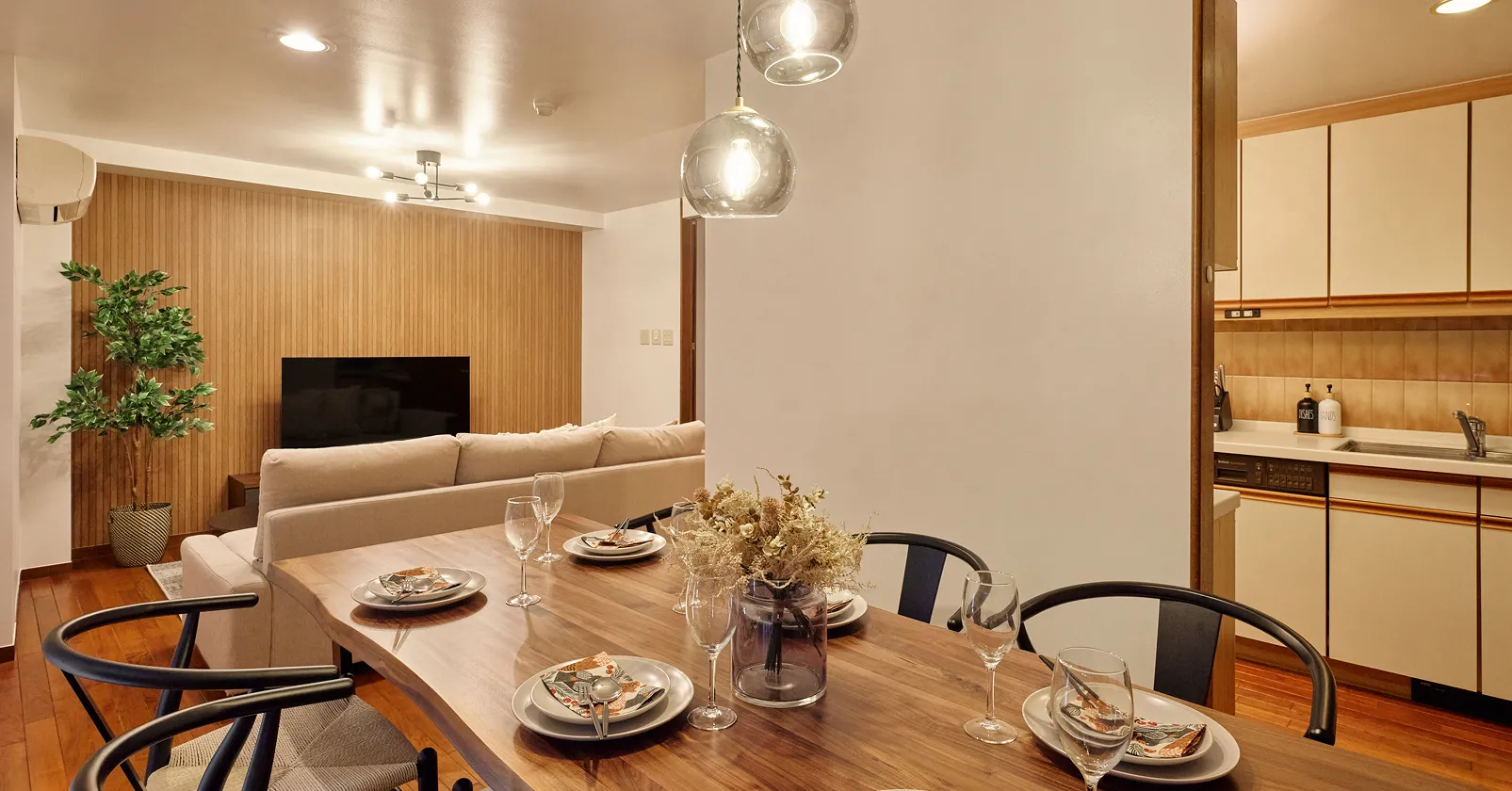 세로 격자 우드월과 다이닝 테이블이 있는 Room301 거실